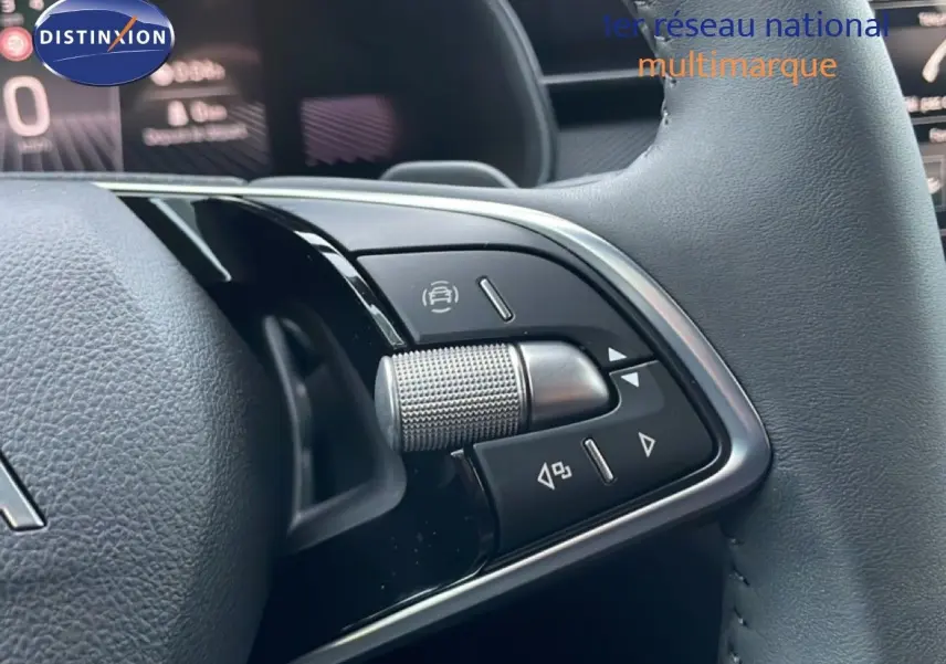 Gros plan sur le volant gris graphite du Skoda Kamiq 2025, mettant en valeur les commandes multifonctions et molette métallique.