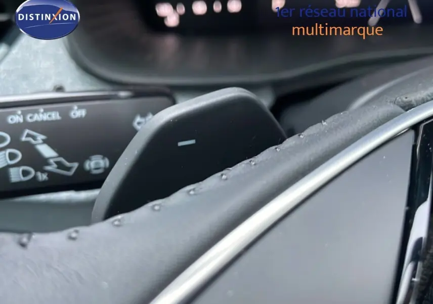 Gros plan sur la palette de changement de vitesse côté droit du volant cuir du Skoda Kamiq gris graphite 2025.