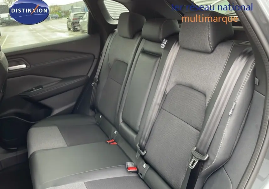 Vue intérieure côté droit des sièges arrière du Nissan Qashqai 2025 en gris Squale Métal avec sellerie mixte tissu et cuir noir.