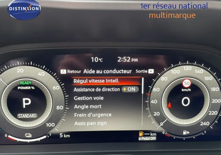 Tableau de bord numérique du Nissan Qashqai 2025, affichant les aides à la conduite et la vitesse à 0 km/h.