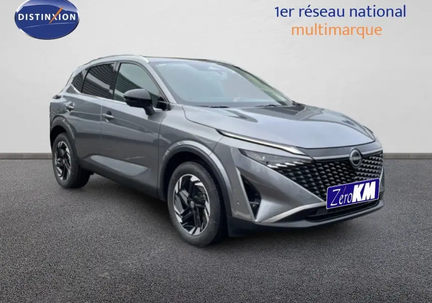 Nissan Qashqai 2025 gris squale métal en 3/4 avant droit avec calandre noire et jantes bicolores.
