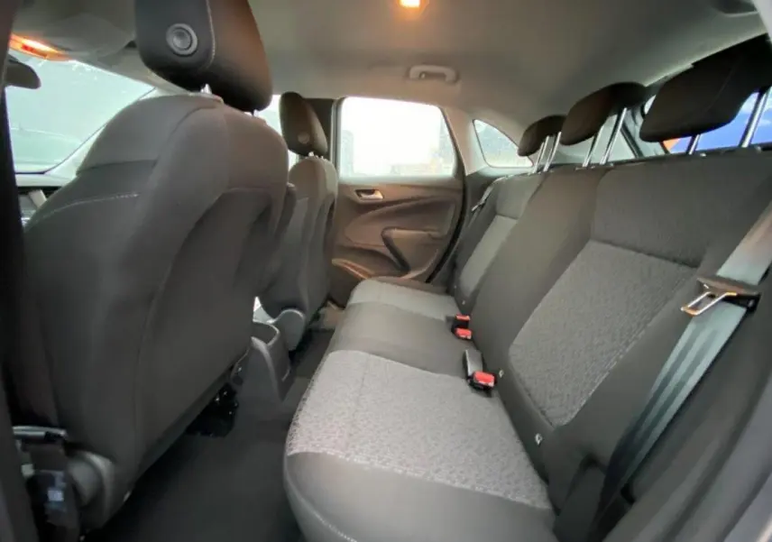 Vue intérieure arrière de l’Opel Crossland 2022, montrant les sièges arrière en tissu gris et noir.