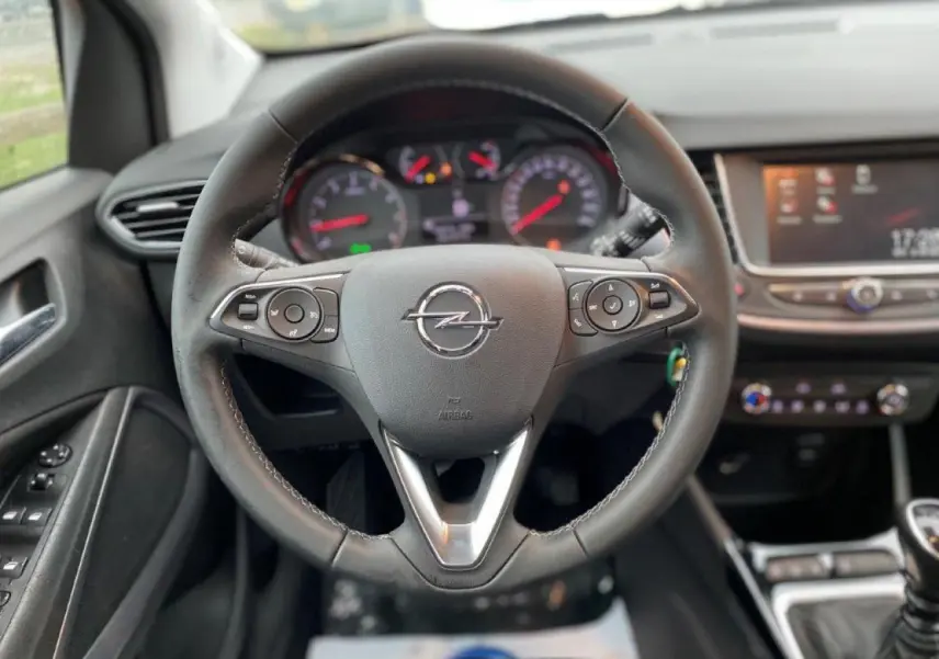 Vue rapprochée du volant en cuir multifonction de l’Opel Crossland 2022 avec tableau de bord et écran tactile.