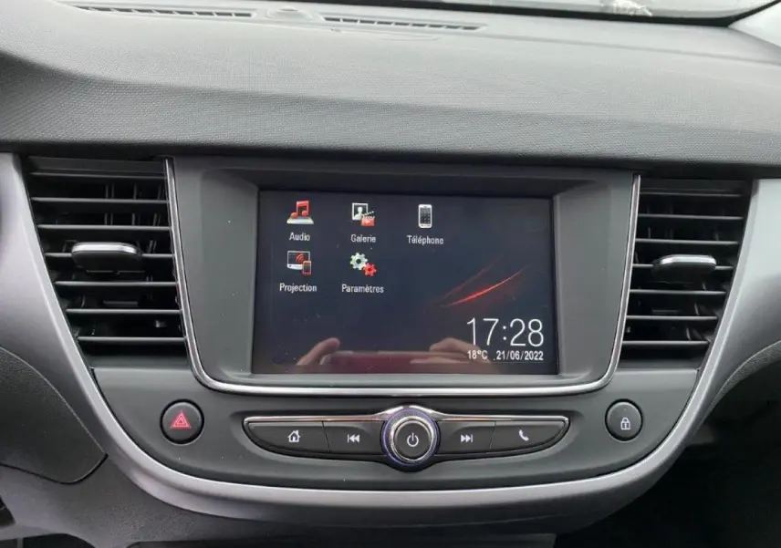 Vue rapprochée de l’écran tactile 7 pouces du tableau de bord de l’Opel Crossland gris métallisé, affichant le menu multimédia.