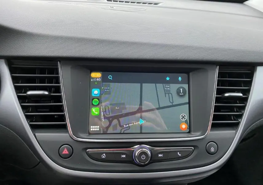 Écran tactile central du tableau de bord de l’Opel Crossland 2022 avec navigation et commandes intégrées.