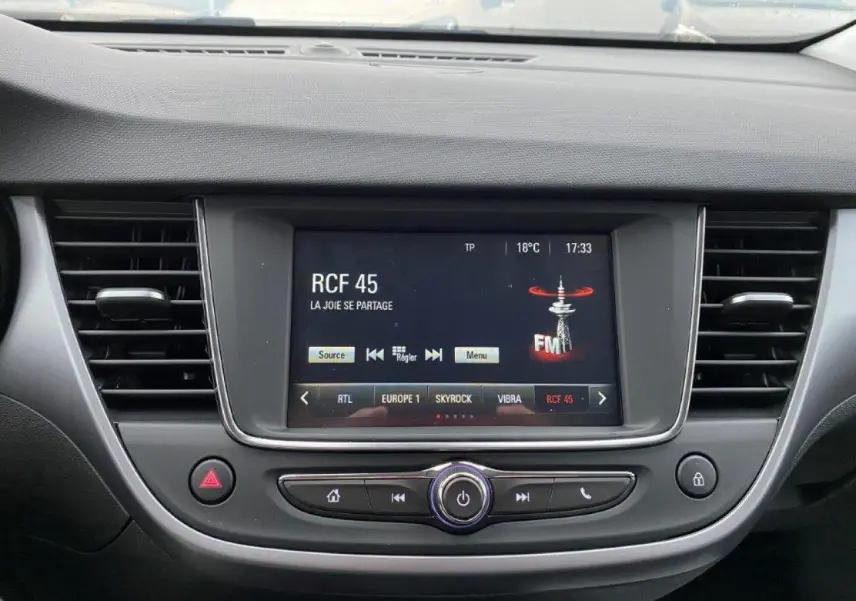 Vue rapprochée du tableau de bord de l’Opel Crossland 2022, écran tactile multimédia avec radio FM affichée.
