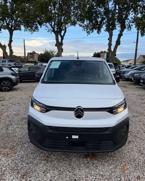Vue avant d'un Citroën Berlingo blanc 2026, version Van M Diesel 100 ch, avec calandre noire et phares allumés.