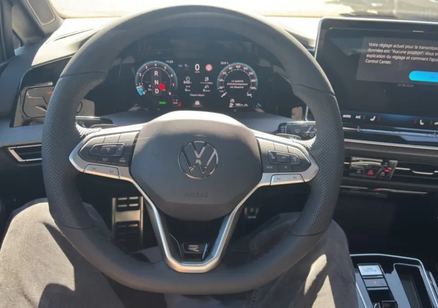 Vue intérieure centrée sur le volant cuir multifonctions de la Volkswagen Golf TDI 150 R-Line 2026.