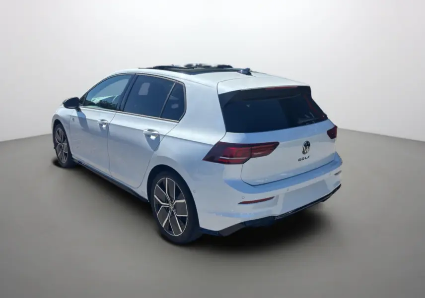 Volkswagen Golf blanc oryx vue 3/4 arrière gauche avec toit ouvrant panoramique et vitres surteintées.