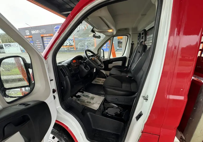 Intérieur du Citroën Jumper benne 2019, vue côté conducteur avec sièges noirs et tableau de bord visible.