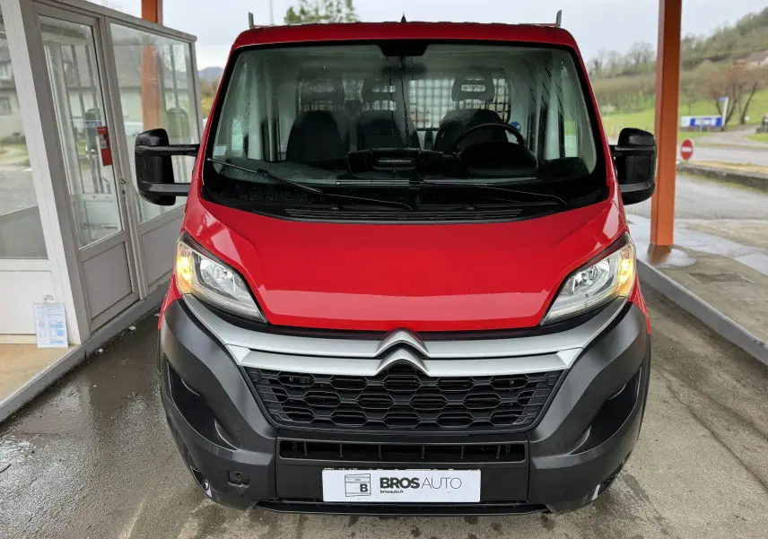 Vue frontale d'un Citroën Jumper benne rouge de 2019 avec feux allumés et calandre noire distinctive.