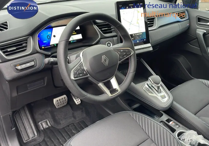 Vue intérieure côté conducteur de la Renault Symbioz gris Rafale, avec volant multifonction et écran tactile central vertical.