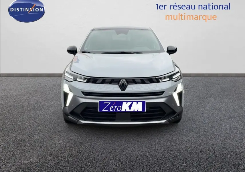 Vue frontale d'une Renault Symbioz E-Tech Full Hybrid 145 Esprit Alpine gris rafale métal avec feux LED allumés.