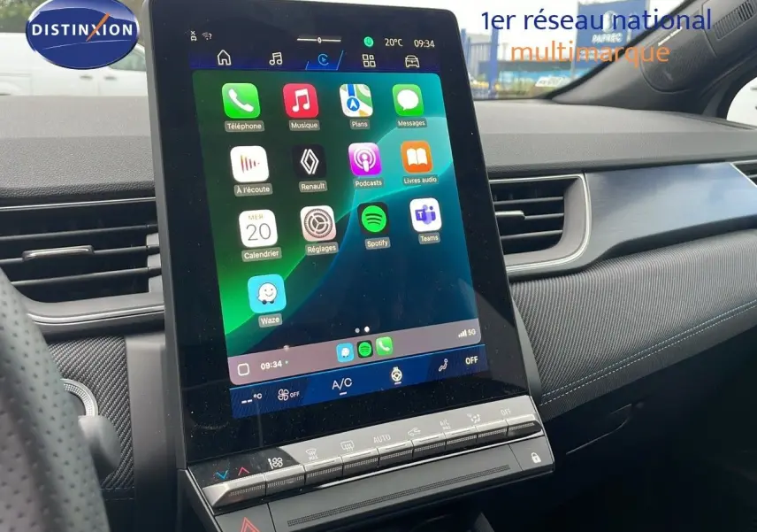 Écran tactile central vertical avec interface connectée dans l’habitacle moderne d’une Renault Symbioz gris Rafale.