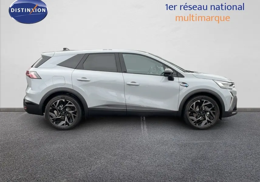 Vue de profil côté gauche du Renault Symbioz E-Tech Full Hybrid 145 Esprit Alpine gris Rafale Métal avec jantes noires.