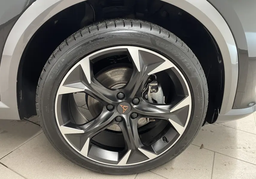 Gros plan sur la roue avant droite du CUPRA Formentor 2023 Noir Minuit avec jante alliage bicolore et logo CUPRA central.