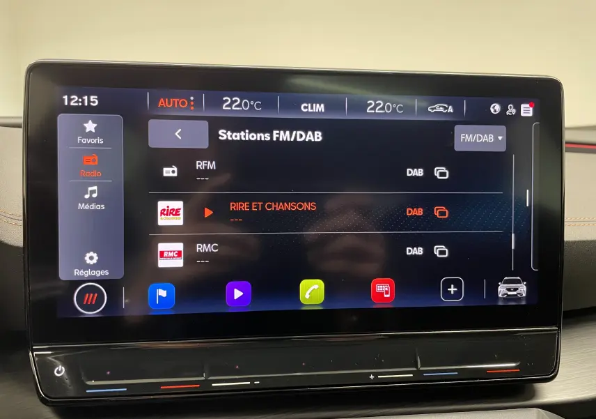 Écran tactile central du tableau de bord du CUPRA Formentor 2023 affichant les stations FM/DAB avec interface moderne.