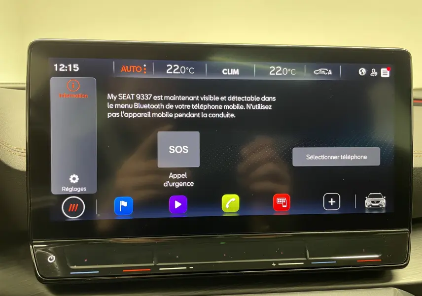 Écran tactile central du tableau de bord du CUPRA Formentor noir minuit, affichant les réglages Bluetooth et climatisation.