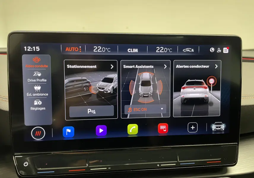 Écran tactile du tableau de bord du CUPRA Formentor 2023 affichant les aides à la conduite et la climatisation.