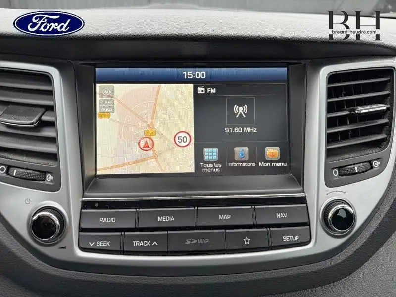 Écran tactile central du tableau de bord avec GPS et radio FM sur Hyundai Tucson Phantom Black, vue frontale rapprochée.