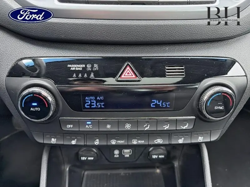 Gros plan sur la console centrale du Hyundai Tucson Phantom Black 2018, affichant la climatisation bi-zone et commandes tactiles.