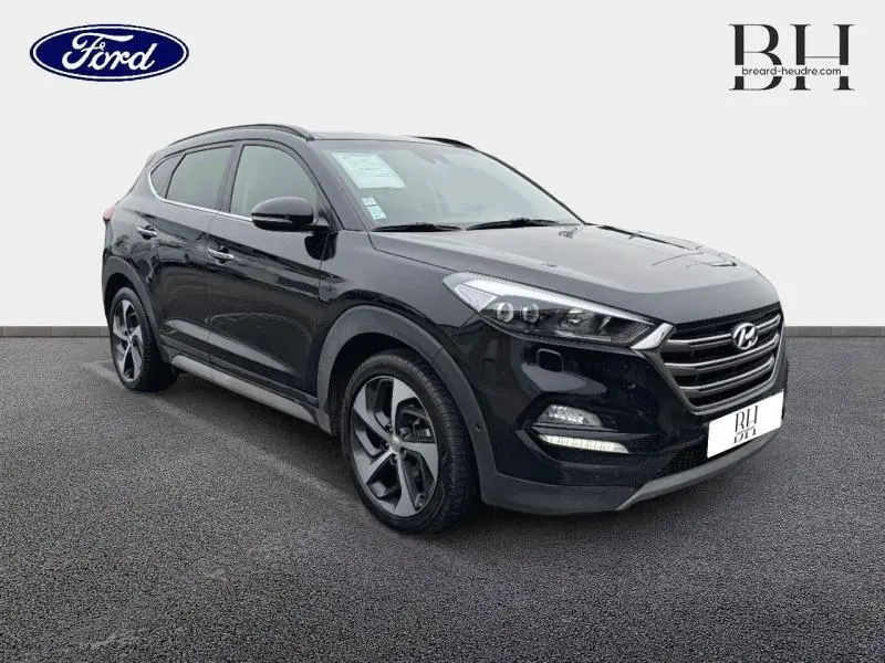 Hyundai Tucson Phantom Black vu en 3/4 avant droit, avec calandre chromée et jantes alliage distinctives.