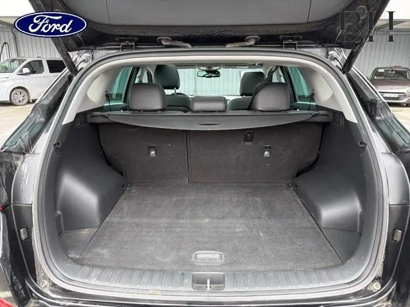 Coffre ouvert d'un Hyundai Tucson Phantom Black 2018, vue arrière montrant l'espace de chargement et la tablette cache-bagages.