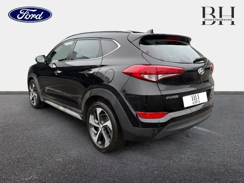 Vue 3/4 arrière droite du Hyundai Tucson Phantom Black 2018 avec jantes alliage et feux arrière LED distinctifs.