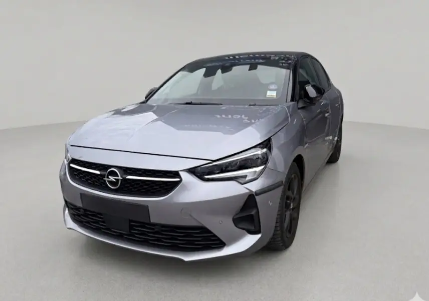 Opel Corsa 2022 gris clair vue 3/4 avant droit, avec calandre noire et jantes foncées GS Line.