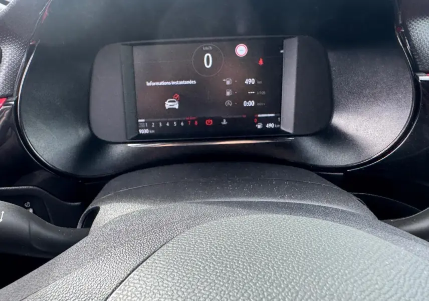 Vue rapprochée du tableau de bord numérique de l’Opel Corsa 2022, affichant les informations de conduite.