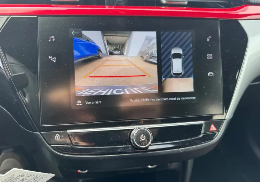 Vue intérieure du tableau de bord de l’Opel Corsa gris clair 2022, avec écran tactile affichant la caméra de recul.
