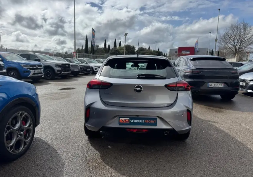 Vue arrière d'une Opel Corsa gris clair 2022, version 1.2 Turbo GS Line, stationnée dans un parking extérieur.