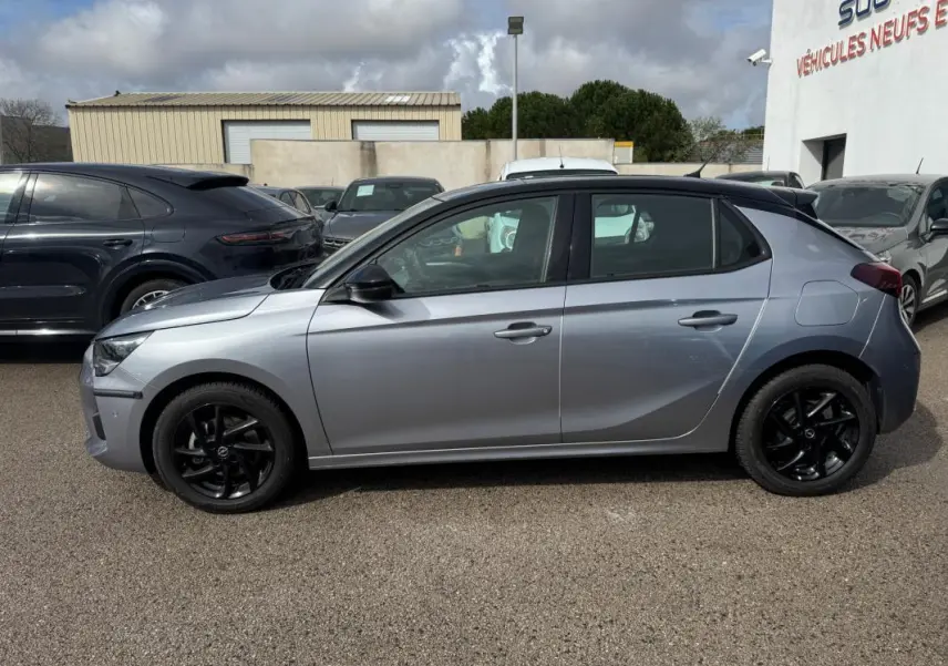 Opel Corsa 1.2 Turbo 2022 gris clair vue de profil côté gauche avec jantes noires et toit noir contrasté.
