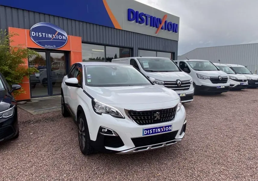 Peugeot 3008 blanc nacré en 3/4 avant droit, jantes alliage 19 pouces, devant un concessionnaire Distinxion.