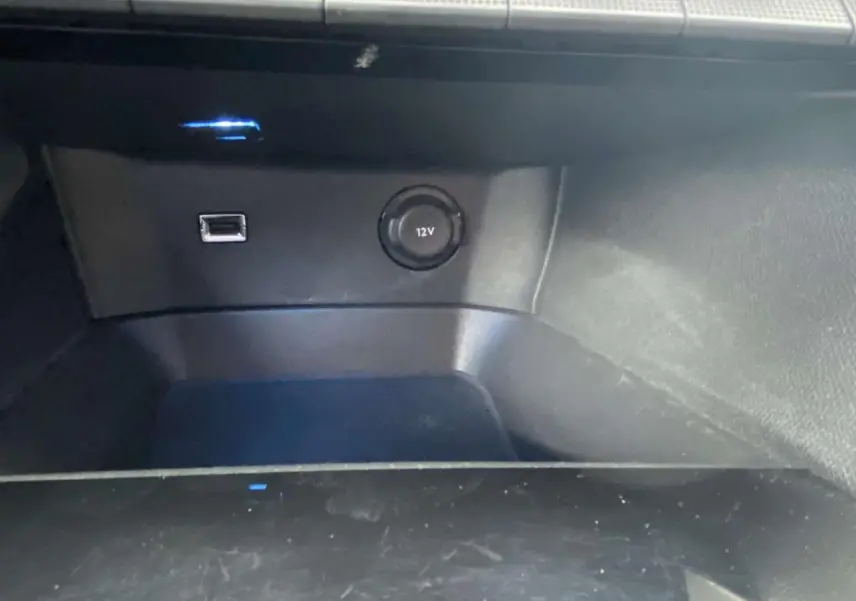 Prise 12V et port USB dans le rangement central intérieur du Peugeot 3008 blanc, version Allure 2017.