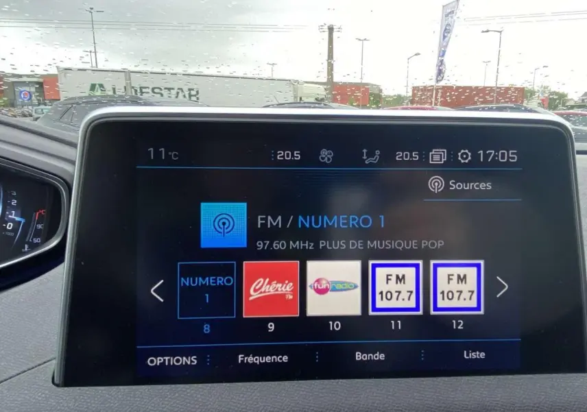 Vue intérieure du tableau de bord du Peugeot 3008 2017 avec écran tactile multimédia affichant les stations radio.
