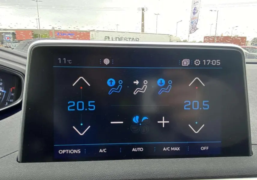Peugeot 3008 blanc vue de face en extérieur sous la pluie, avec vitres surteintées et jantes alliage 19 pouces.