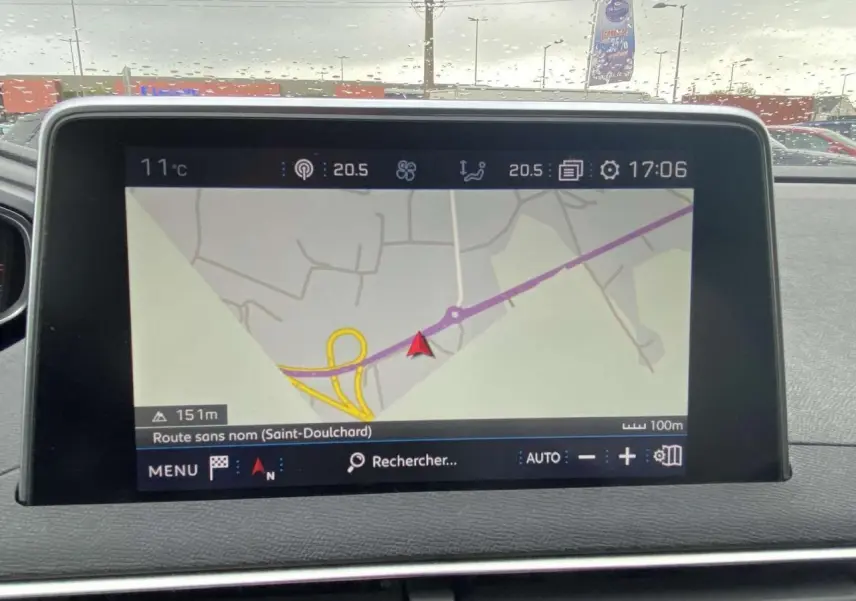 Écran tactile 8 pouces du Peugeot 3008 blanc 2017 affichant le GPS avec carte et informations de navigation.