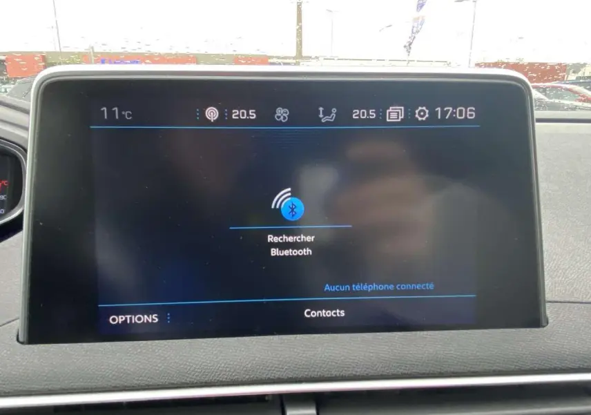Écran tactile central du Peugeot 3008 blanc, affichant la recherche Bluetooth, vue intérieure frontale.