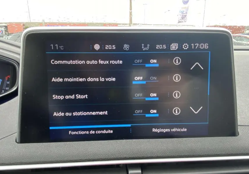 Écran tactile central du Peugeot 3008 blanc de 2017 affichant les réglages d’aides à la conduite.