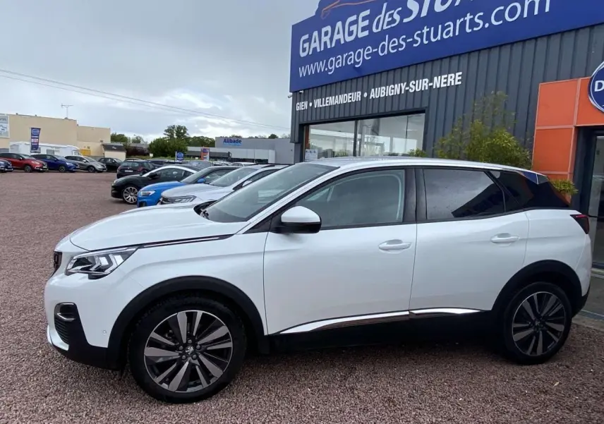 Vue de profil côté gauche d'un Peugeot 3008 blanc nacré avec jantes alliage 19 pouces, vitres surteintées et toit noir.