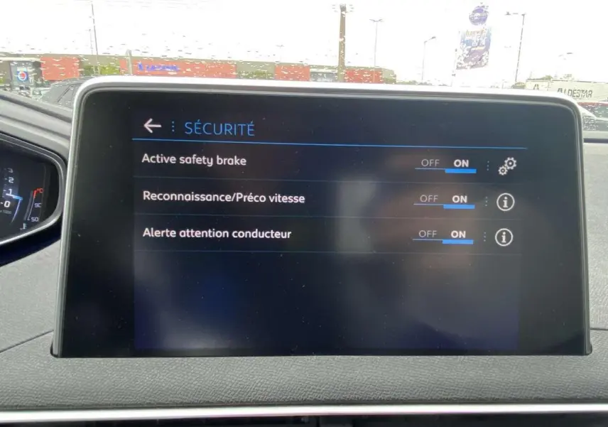 Écran tactile intérieur du Peugeot 3008 blanc 2017 affichant les options de sécurité activées.