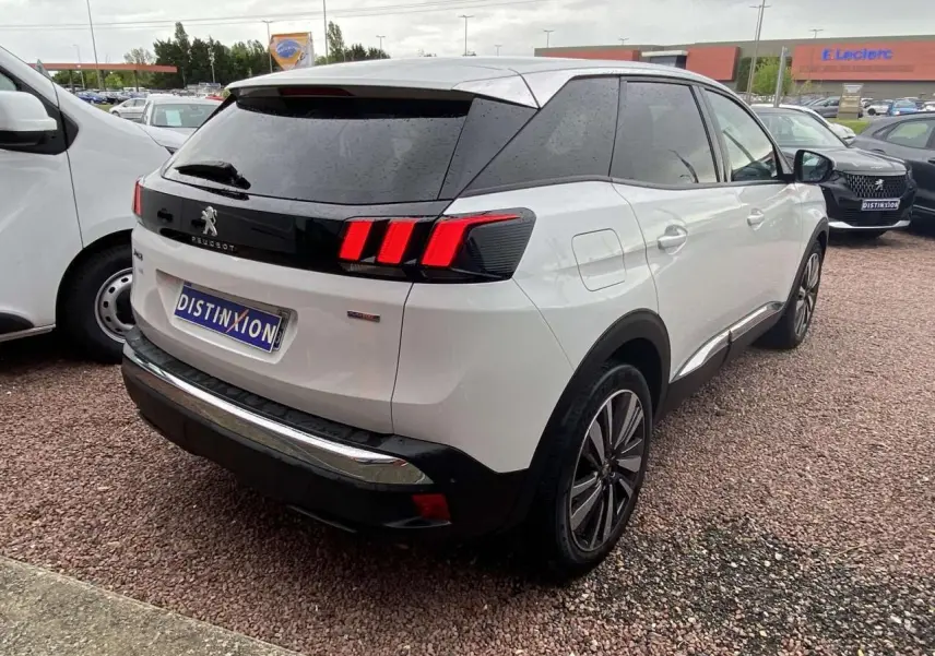 Vue 3/4 arrière droite du Peugeot 3008 blanc nacré avec vitres surteintées et jantes alliage 19 pouces Washington.