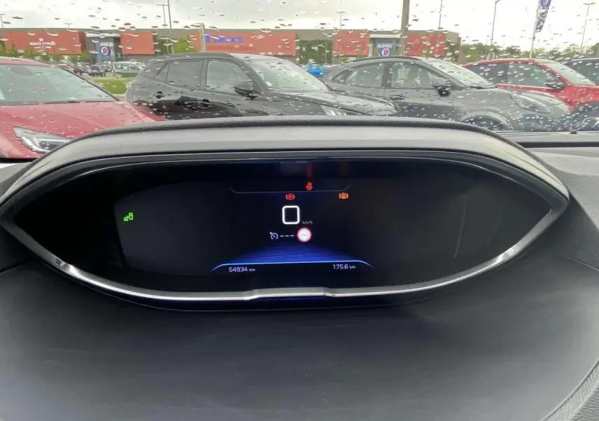 Tableau de bord numérique du Peugeot 3008 2017, affichage digital avec compteur au centre, vue intérieure frontale.
