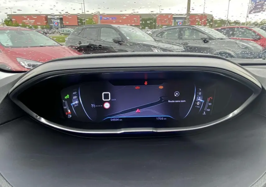 Vue rapprochée du combiné numérique Peugeot 3008 2017 affichant la navigation et les compteurs digitaux.