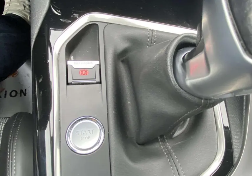 Gros plan sur la console centrale avec levier de vitesse manuel et bouton start/stop du Peugeot 3008 blanc.