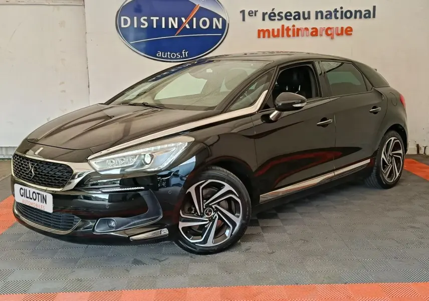 DS5 BlueHDi 180 noire vue 3/4 avant droit, avec jantes alliage distinctives et rétroviseurs ton caisse électriques.