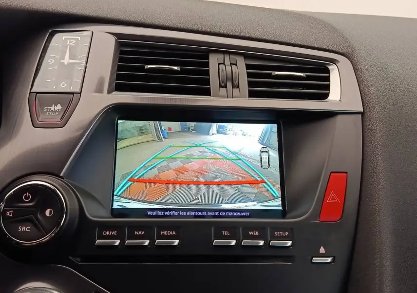 Vue rapprochée de l’écran tactile central du DS5 noir affichant la caméra de recul avec guidage coloré.