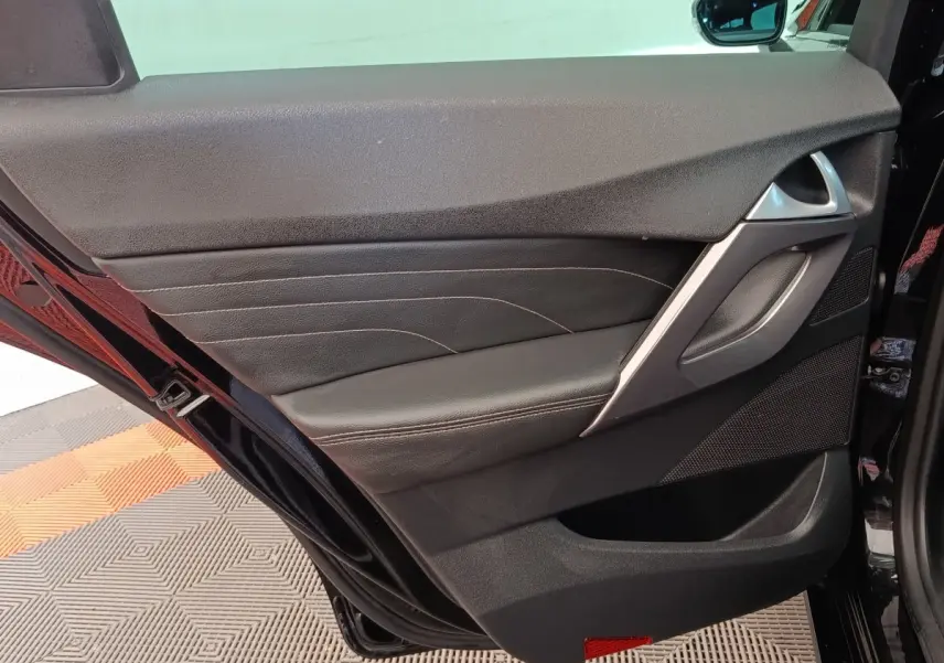 Vue rapprochée de la porte arrière gauche noire du DS5 BlueHDi 180 avec garniture cuir et insert argenté.
