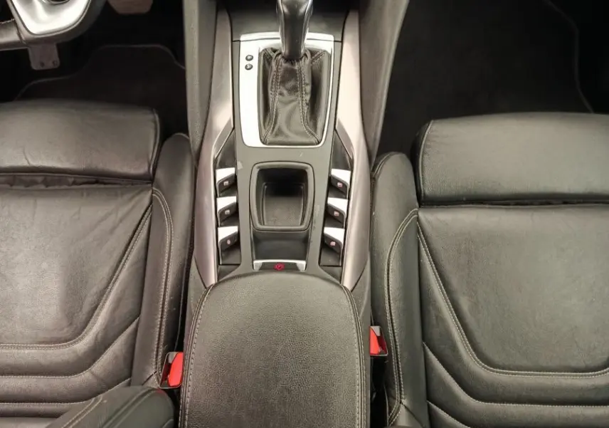 Vue plongeante sur la console centrale et les sièges en cuir noir du DS5 BlueHDi 180 Automatique Chic 2018.